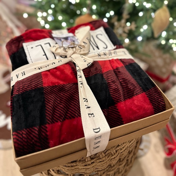 Rae Dunn Buffalo plaid blanket SNUGGLE boxed gift throw - Picture 4 of 11